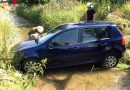 Nö: Pkw nimmt unfreiwilliges Bad in einem Bach