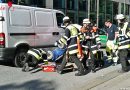 D: Rollstuhlfahrerin unter Transporter eingeklemmt