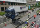 Bayern: Sattelzug kommt von der Fahrbahn ab und bleibt auf Fußgänger-Unterführung stehen