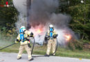 Tirol: E-Auto nach Baumanprall in Flammen! E-Mulde im Einsatz