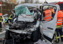 D: Transporter-Fahrer nach Lkw-Auffahrunfall lebensgefährlich eingeklemmt