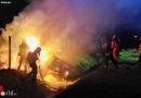 D: Pkw kracht auf Lkw und geht in Flammen auf