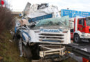 Oö: Sattelschlepper mit Amazon-Weihnachtspaketen kracht auf A9 gegen Brückenpfeiler
