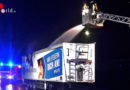 D: Drehleiter-Einsatz bei Brand in Sattelauflieger-Mulde