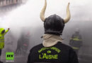 FR: Polizisten schlagen auf protestierende Feuerwehrleute ein