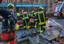 D: Abgestürzten Monteur aus 4 m Tiefe gerettet & Pkw in Sitzgruppe