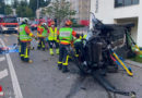 Schweiz: Lenker klemmt nach Pkw-Kollision mit Strommast im Fahrzeug