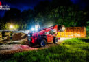 Oö: Teleskoplader-Einsatz nach Hackschnitzel-Lkw-Unfall in Burgkirchen