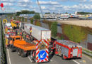 D: Schwerer Lkw-Auffahrunfall mit einem Toten → Lkw müssen maschinell auseinander gezogen werden