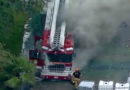 USA: Drehleiter beginnt während 3. Alarm-Großbrandeinsatz in Houston zu brennen