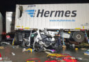 D: Lkw schiebt Pkw unter Teile eines anderen Lkw-Anhängers