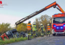 Stmk: Hühner-Lkw über Böschung gestürzt → Doppel-Schwerkran-Einsatz in Rohr an der Raab