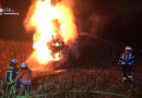 D: Maishäcksler geht am Feld in Helzendorf in Flammen auf