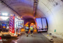 Stmk: Lkw rammt auf A2 Aufpralldämpfer und schrammt der Wand im Assingbergtunnel entlang