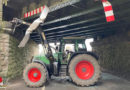 D: Traktor mit Frontlader verkeilt sich unter Brücke → Fahrer schwer verletzt