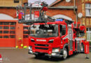 D: Anonymer Spender schenkt Feuerwehr Kremmen neue 23-12-Drehleiter auf Scania P 280