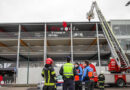 Oö: Feuerwehr am Dach eines Parkhauses in Wels als „Müllabfuhr“