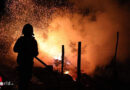 Schweiz: Holzstapel in Oberwil in Vollbrand