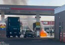 D: Brennenden Pkw von Tankstellen-Zapfsäule geschoben und mit neun 6 kg Feuerlöschern gelöscht
