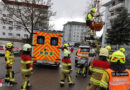 Schweiz: Armierungseisen in Steinhausen von Kran auf Bauarbeiter gefallen