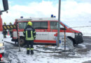 Nö: Rettungsfahrzeug nach Schleudermanöver im schneeglatten Kreisverkehr geborgen