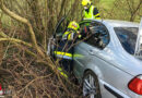 Stmk: Mit BMW ab durch die Hecke in Kobenz → Bergeweg freigeschnitten