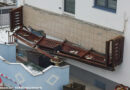 Oö: Balkon mit drei Erwachsenen und einem 4-Jährigen stürzt 3,5 m ab → Eine Tote (55), zwei Schwerverletzte in Lenzing