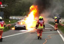 D: Pkw geht auf Autobahnausfahrt bei Velbert in Flammen auf