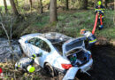Stmk: Pkw bei Sachendorf | Spielberg bei Verkehrsunfall im Bach gelandet