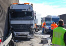 Oö: Lkw touchiert nach Kollision mit anderem Lkw auf A 1 bei Ansfelden die Lärmschutzwand