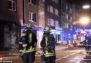 D: Sperrmüll brennt in Durchfahrt eines Mehrfamilienhauses in Dortmund