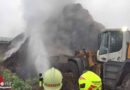 Bgld: Großer Kompostberg brannte in Riedlingsdorf → Wasserwerfer und Radlader im Einsatz