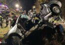 Ktn: Baum bohrt sich in Ferlach in Unfallauto → zwei Eingeklemmte