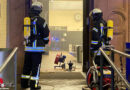 D: Verrauchte Bahnhofshalle durch mehrere Brandstellen in Düren
