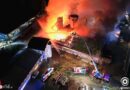 Oö: 16 Feuerwehren aus Oö und Nö bekämpfen Großfeuer in Holzverarbeitungsbetrieb in Grein