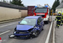 Oö: Aufräumarbeiten nach Pkw-Kollision mit Mauer auf der Voralpenbundesstraße in Sierning