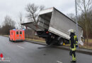 D: Lkw in Dortmund während Verladearbeiten samt Mann auf Laderbordwand davon gerollt → ein Verletzter