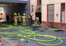 D: Brand mehrerer Kellerverschläge in Berliner Mehrfamilienhaus → 8 Personen in Sicherheit gebracht