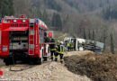 Oö: Sattelschlepper stürzt beim Abkippen von Ladegut in Innerschwand um