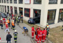 Oö: Pkw kracht in Leonding in Taifun-Asia-Restaurant, mehrere Verletzte