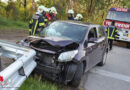 Oö: Auto kracht bei Bahnübergang in Thalheim bei Wels gegen Leitschiene vor Lichtsignalanlage