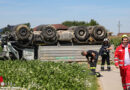 Oö: 4-Achs-Schotter-Lastwagen mit den Rädern nach oben