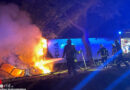 D: Lebensmittel-Sattelschlepper streift bei Jarmen Baum und geht in Flammen auf