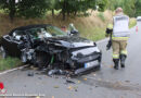 D: Jaguar prallt in Wermelskirchen ungebremst gegen einen Baum