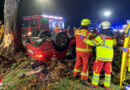 D: Pkw überschlägt sich bei Kollision an Baum in Düren → Lenker eingeklemmt