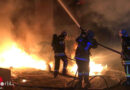 Nö: B3-Brand in Ratzersdorf → Autobrand erfasst Hausfassade und Dach