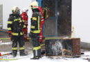 Oö: Feuerwehr bei Brand in einer Halle in Wels im Einsatz