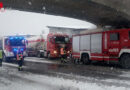 Oö: B 145 bei Pinsdorf durch hängengebliebene Lkw blockiert → Bergungen und Schneeketten-Anlegehilfe