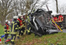 D: BMW kollidiert bei Salzhausen mit Kleintransporter samt Anhänger → Frau durch Scheibe befreit
