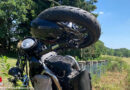 D: Motorrad steht nach Bikerunfall mit Verletztem senkrecht am Zaun